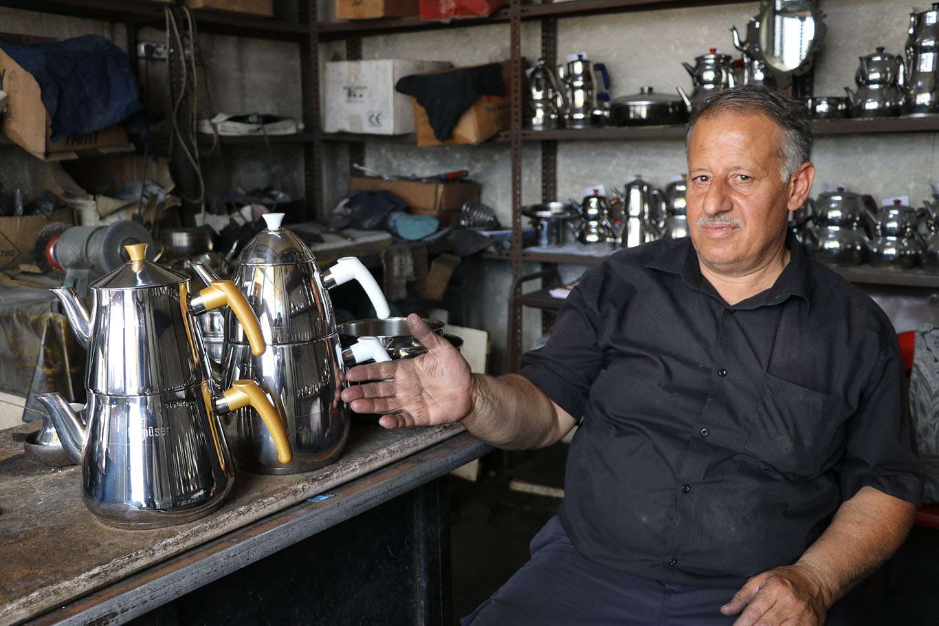 40 yıldır tencere ve çaydanlık tamir ederek ailesinin geçimini sağlıyor 40 yıldır tencere ve çaydanlık tamir ederek ailesinin geçimini sağlıyor